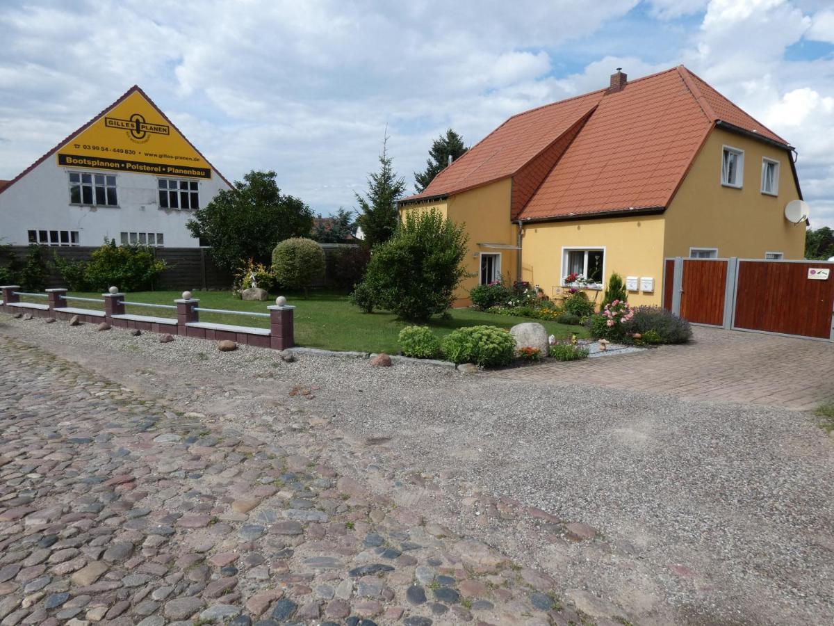 Ferienwohnung Am Schloss Reuterstadt Stavenhagen Exterior photo